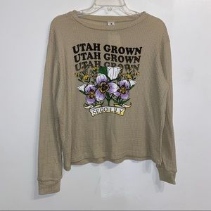 NWOT Stunner Beige California Graphics “Utah Grown” & “Sergo Lily” Top L